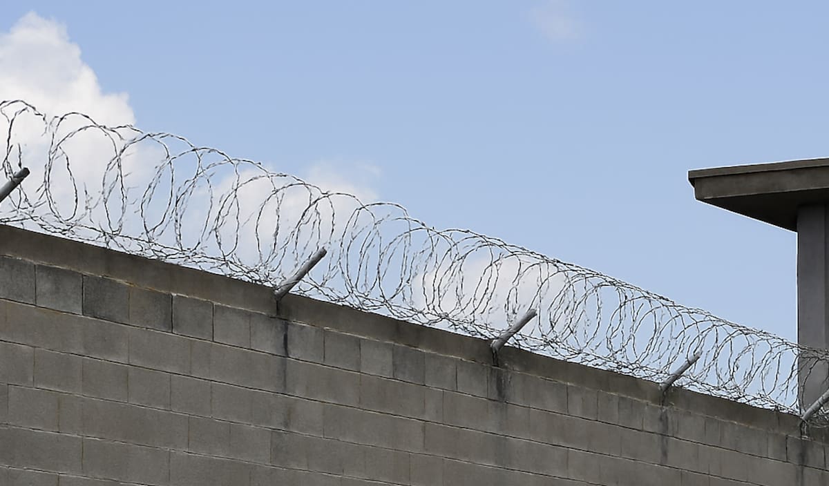 Informes preliminares indican que la explosión habría sido causada por un dron utilizado para distraer a los guardias, un método que las organizaciones criminales han empleado en otros episodios de violencia. Imagen ilustrativa hecha con IA (Copilot).