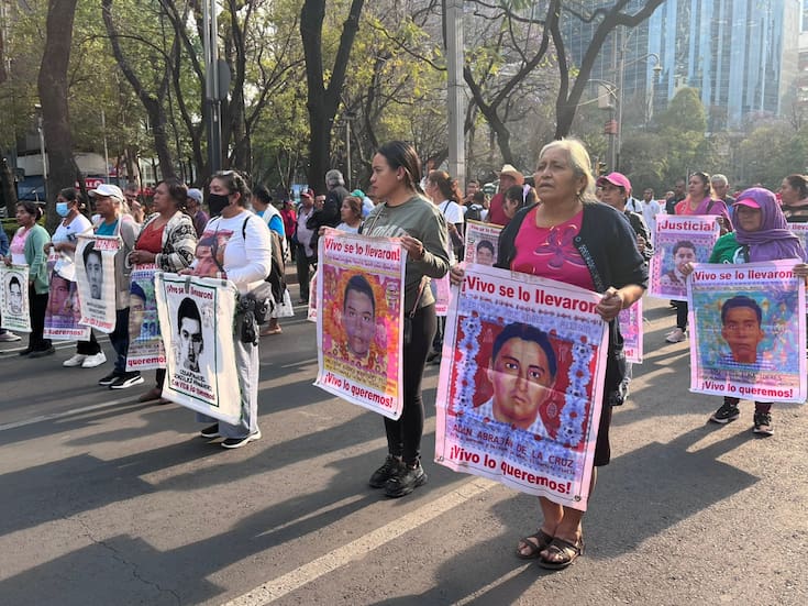 Caravana de Ayotzinapa llega a CDMX para exigir justicia por los 43 desaparecidos