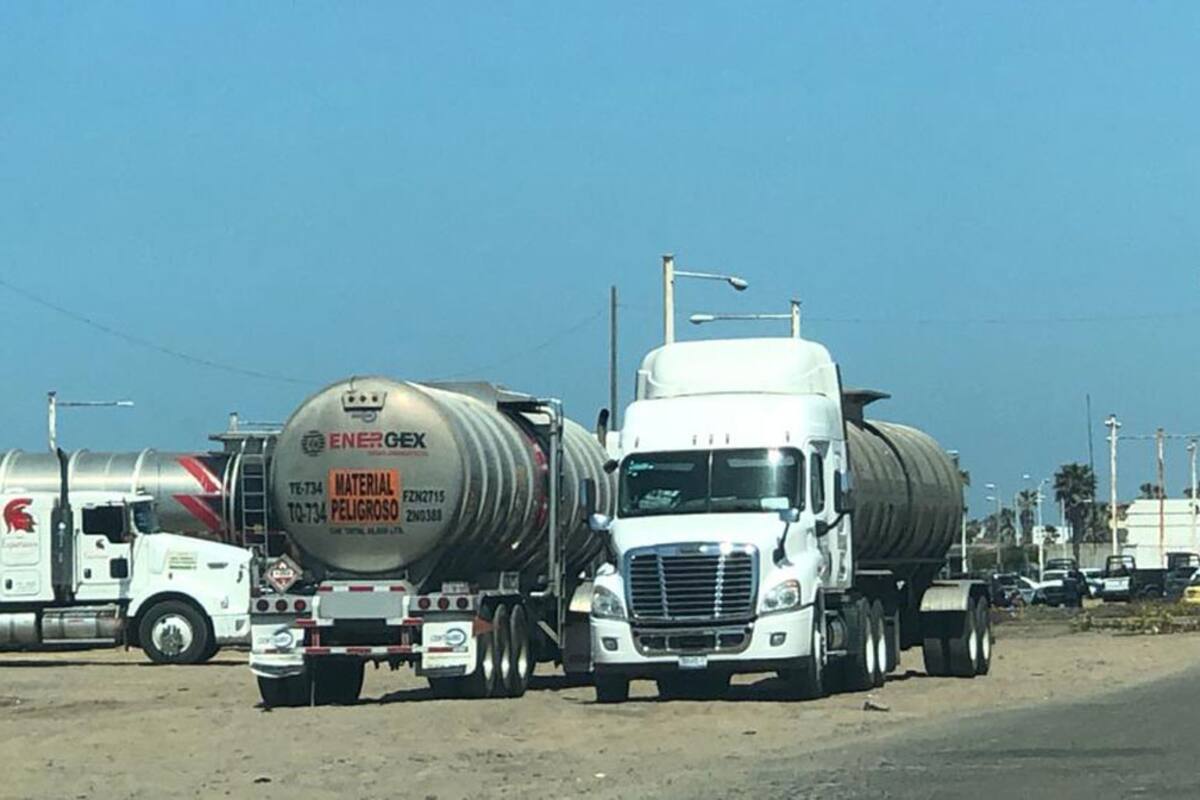 Larga espera de choferes para cargar combustible en terminal de Pemex en Rosarito