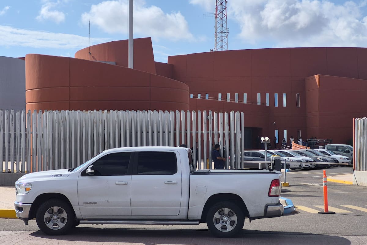 Tras una hora y media de evacuación, trabajadores regresan al C5i de Hermosillo luego de detectar una falla en un aire acondicionado