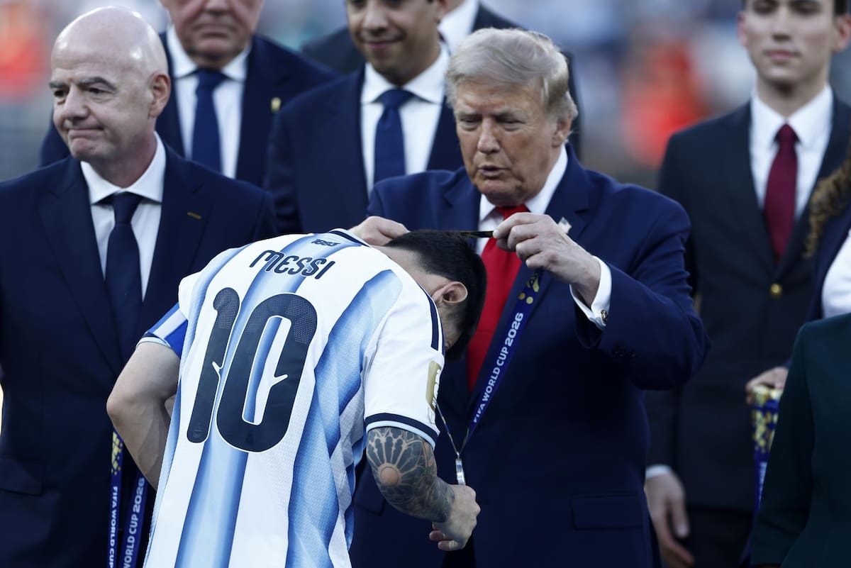 Lionel Messi, de Argentina, recibe la medalla de subcampeón de manos del presidente de Estados Unidos, Donald J. Trump, durante la ceremonia de premiación posterior a la final de la Copa Mundial de la FIFA 2026 entre España y Argentina, en East Rutherford, Nueva Jersey, Estados Unidos, el 19 de julio de 2026. (Foto: EFE/EPA/WILL OLIVER)