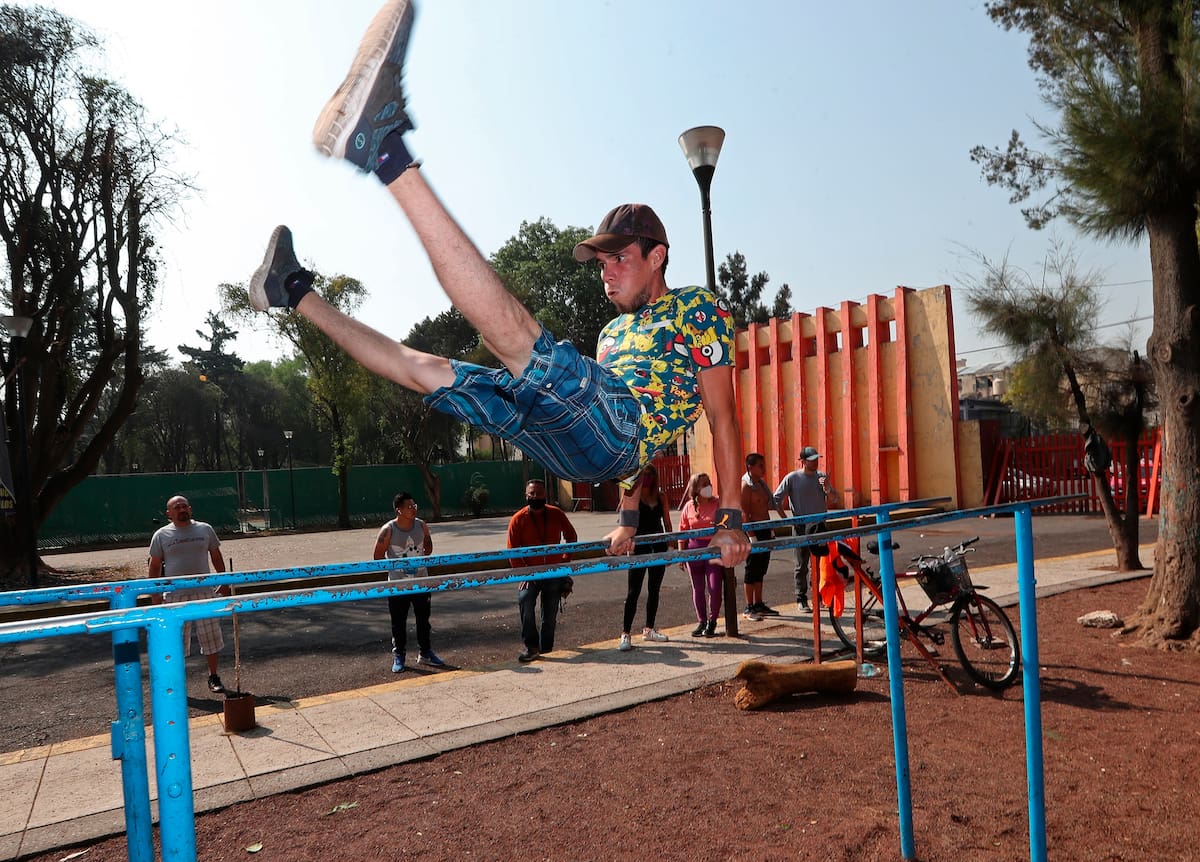 El Güero durante un entrenamiento en un gimnasio al aire libre el 30 de abril de 2021, en el barrio de Tepito en la Ciudad de México (México). EFE/Mario Guzmán