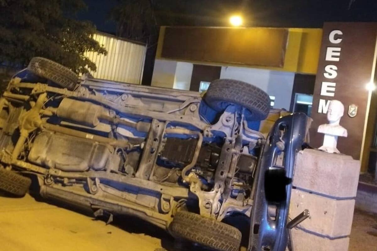 Pierde el control y choca con un poste de asta bandera