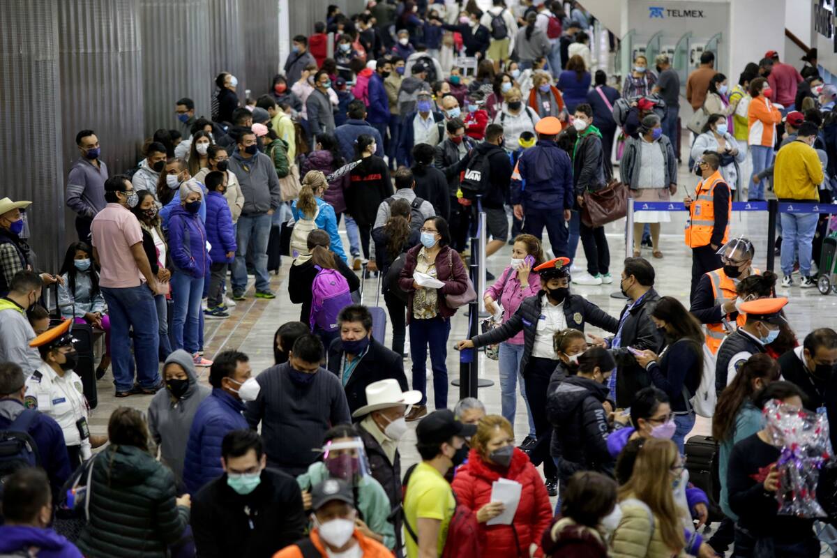 Más de 900 mil mexicanos volaron a EU para vacunarse entre marzo y mayo de 2021