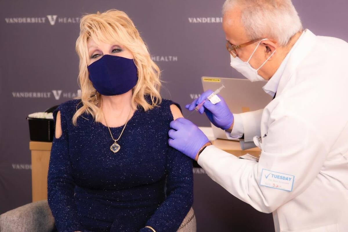 Dona Dolly Parton un millón de dólares para vacuna y respeta turno para recibirla