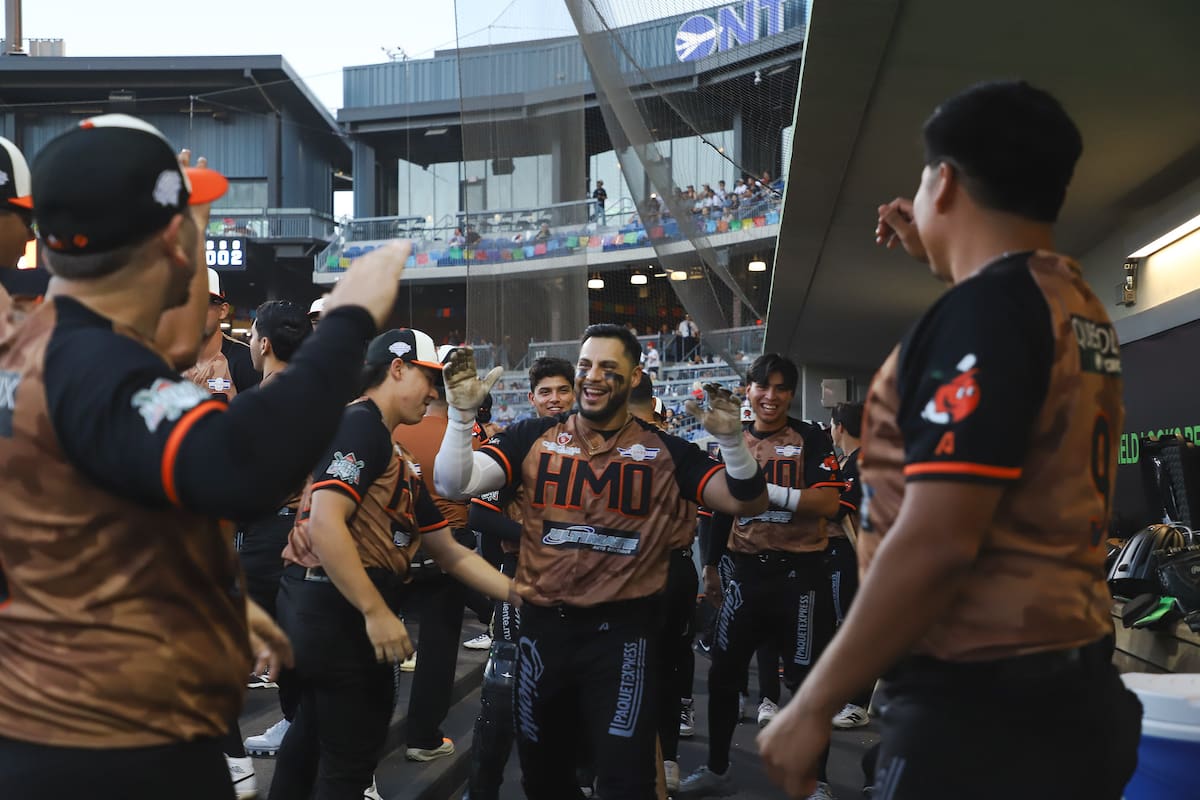 Jesús Loya es felicitado en el dugout naranjero luego de sacar la bola del parque en el primer inning. (Foto: Cortesía Naranjeros)