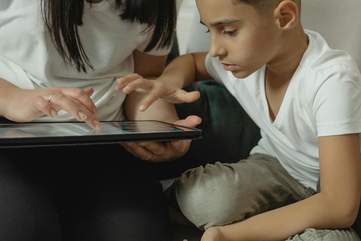 Recomiendan a padres revisar contenido digital que consumen sus hijos