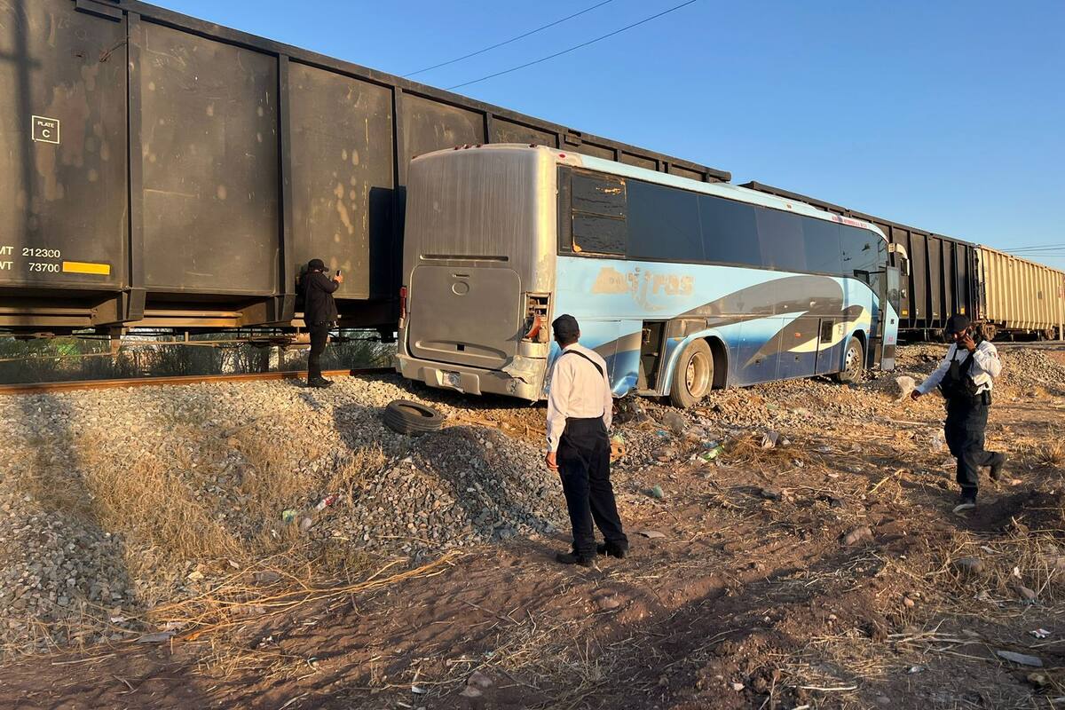 Resulta familia lesionada al arrollar tren a un autobús en Navojoa