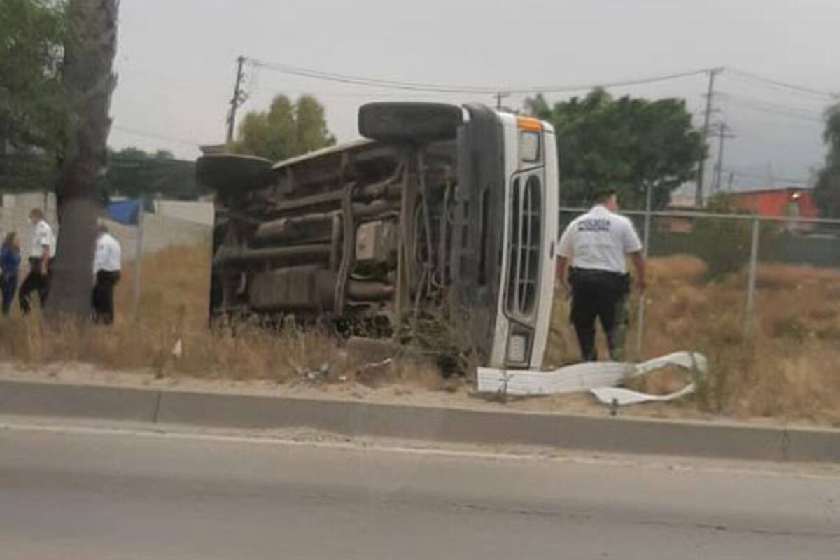 Vuelca camioneta sobre Vía Rápida Oriente