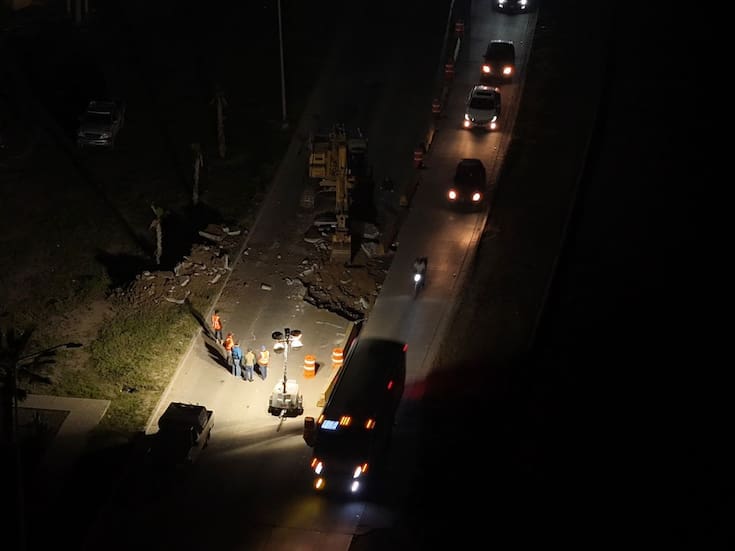 Cierran Vía Rápida Oriente y puente Simón Bolívar por socavón
