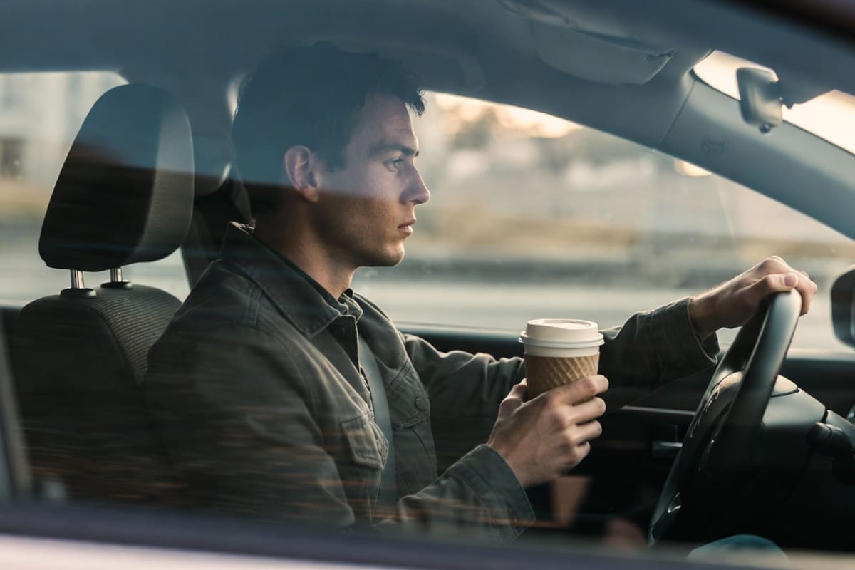 Riesgos de consumir demasiada cafeína antes de manejar: lo que debes saber