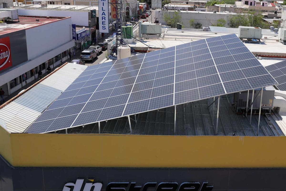 Algunos comercios en el centro de la ciudad han optado por instalar paneles solares en sus tejados, generando menos impacto ambiental, mejorando sus gastos energéticos y ayudando a estabilizar su economía.
Fotos Gerardo D. Gonsález