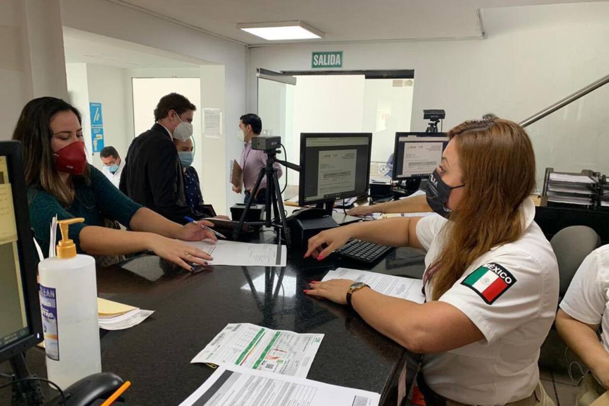 Más de 400 migrantes dejan México; buscan asilo en EU