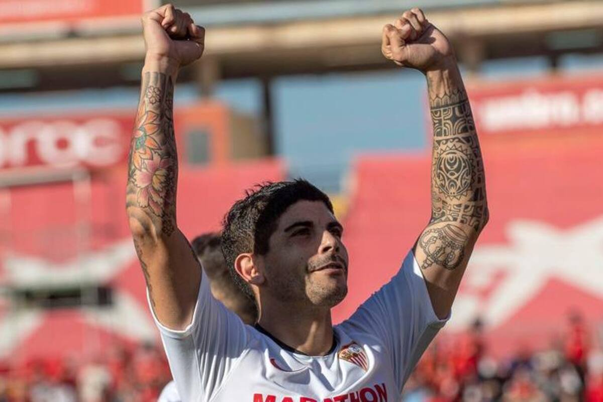 Junto a sus hermanos Éver Banega apoyan a la población de Rosario