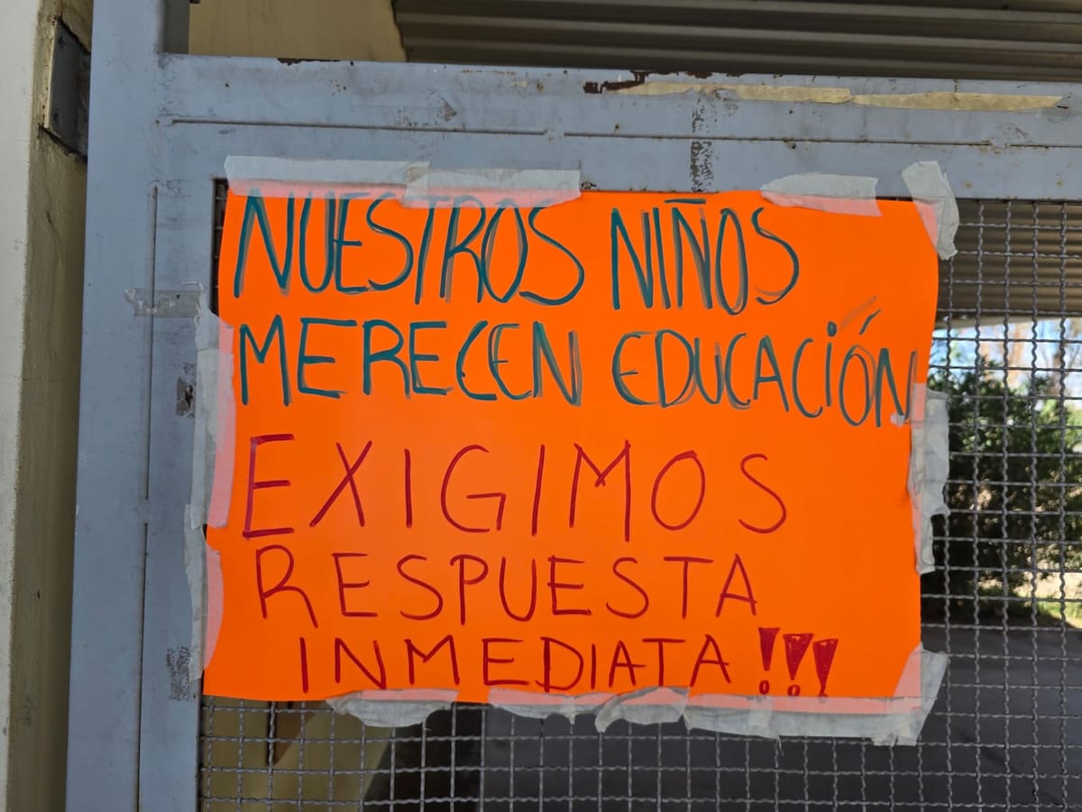 Fue el pasado miércoles donde madres y padres de familia cerraron las puertas del plantel con cadena debido a que alumnos de tercer grado no contaban con maestro para sus clases. Foto: Javier Gallegos