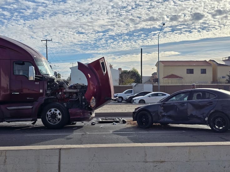 Choque entre tráiler y carro deja daños materiales en El Lienzo