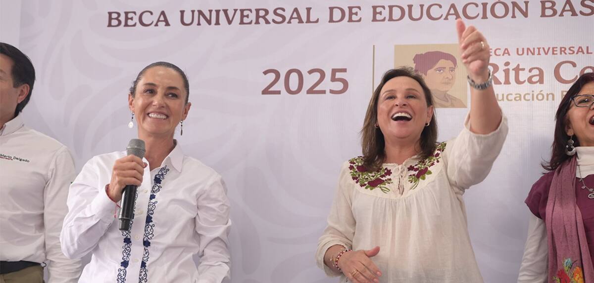 La presidenta Claudia Sheinbaum haciendo entrega de la beca universal Rita Cetina en Veracruz. / Gobierno de Veracruz.