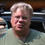 Pescador en Minnesota es atravesado por una flecha mientras navegaba en kayak; la flecha le perforó el pie y lo clavó al fondo de la embarcación