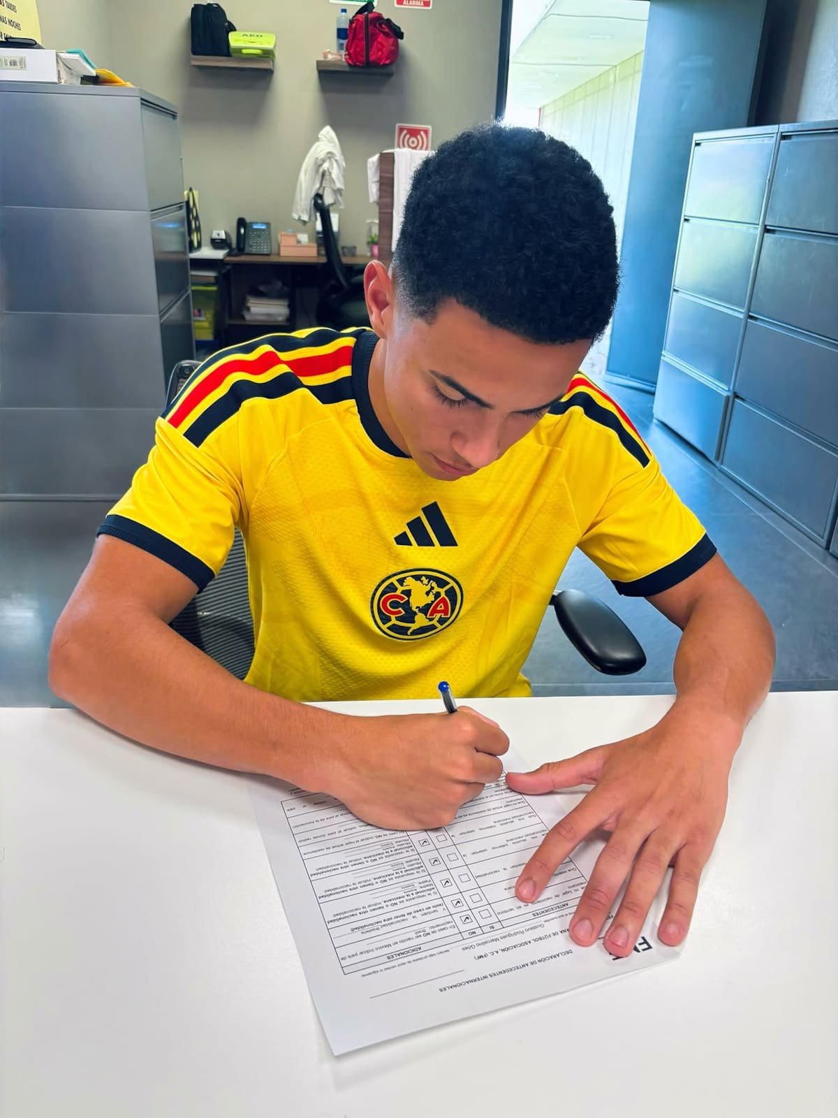 Gustavo Goes firma su contrato con el América. (Foto: IG @gustavogoes08)