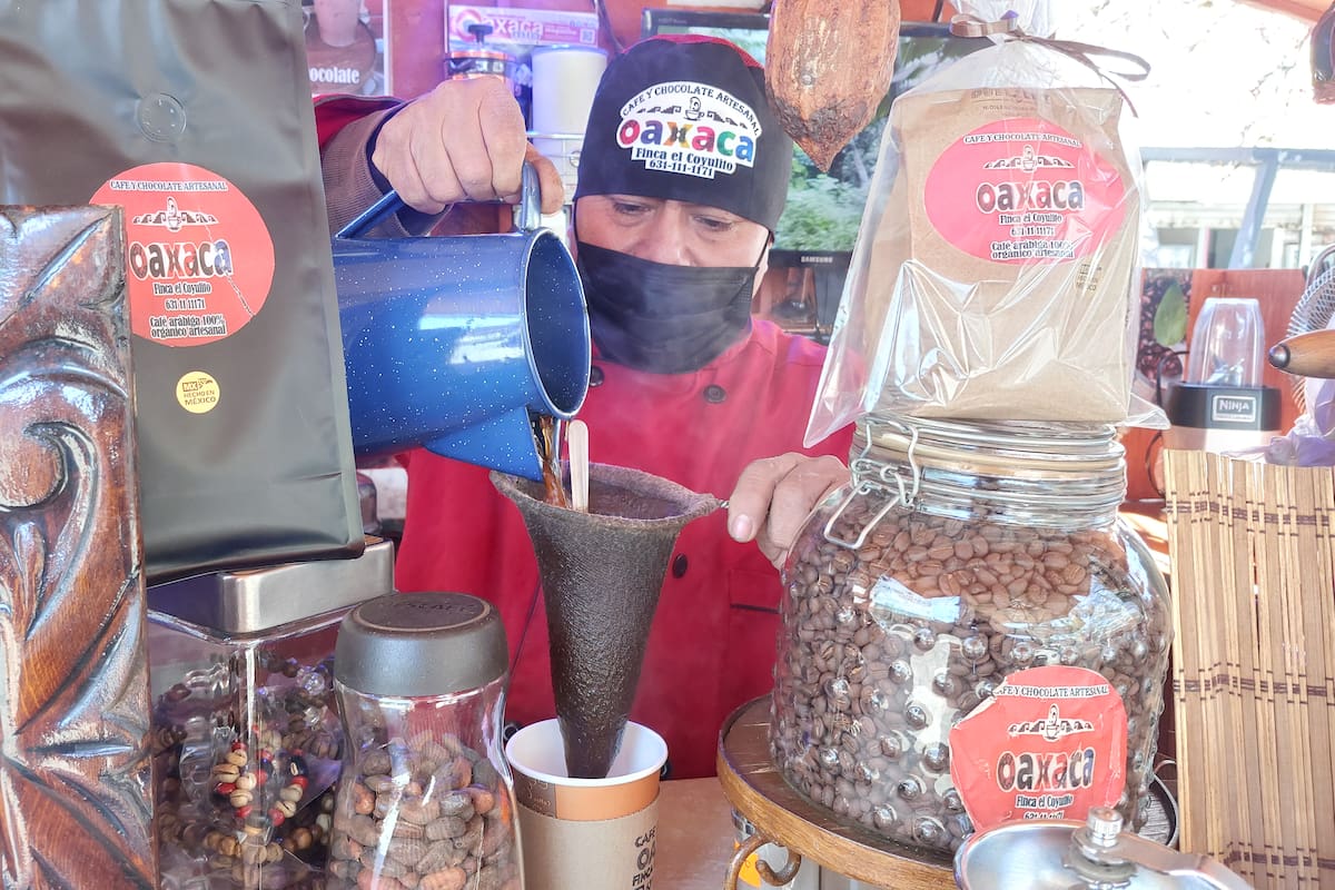 Adelaido produce su café en Oaxaca y lo vende en la frontera de Nogales