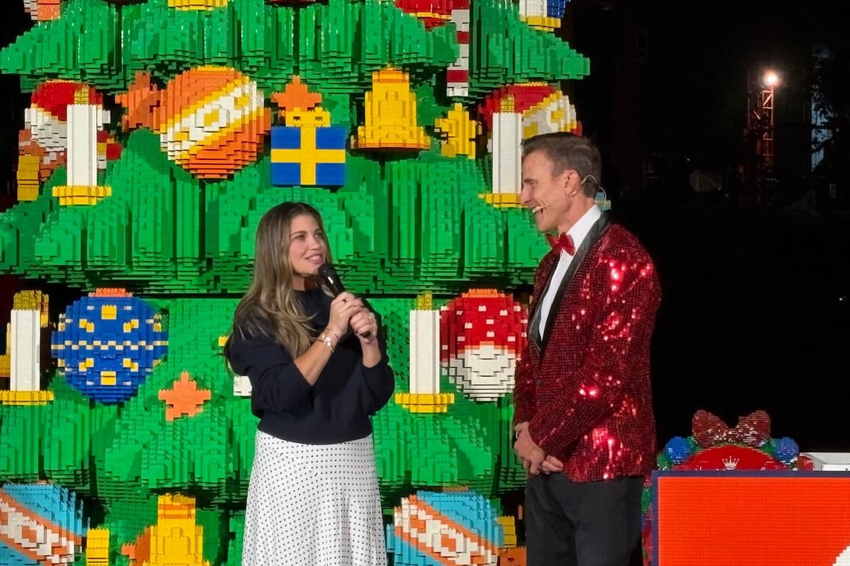 Encienden árbol de Navidad hecho de Lego en Legoland