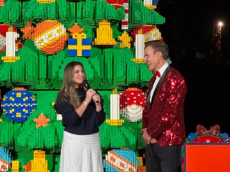 Encienden árbol de Navidad hecho de Lego en Legoland