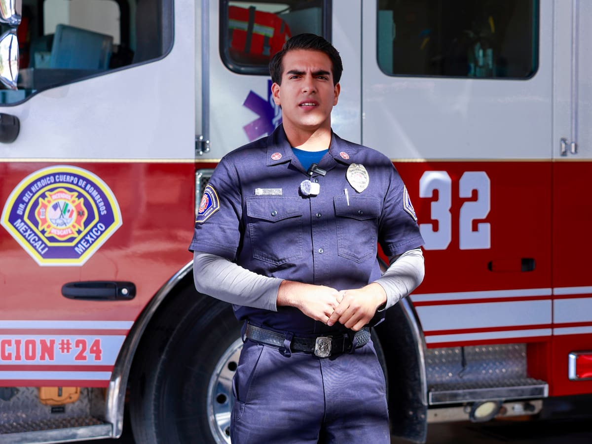 El bombero de Mexicali Manuel Medina participó durante dos días en las labores de búsqueda de personas en Ensenada tras el paso de la tormenta tropical Rachel. En el operativo también colaboraron otros siete elementos locales y un binomio canino. Foto: Juan J. Morales.