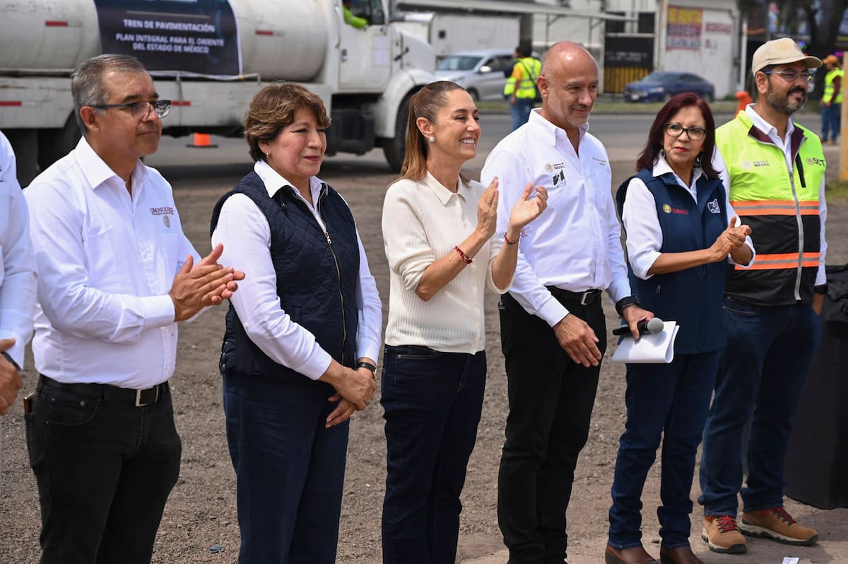 Acolman, Estado de México, México, 30 de agosto de 2025.
La doctora Claudia Sheinbaum Pardo, presidenta Constitucional de los Estados Unidos Mexicanos da el banderazo a trenes de repavimentación en Acolman, Estado de México. La acompañan Blanca Guadalupe Sánchez Osorio, presidenta municipal de Acolman; David Omar Calderón Hallal, director general de Conservación de Carreteras de la SICT; Juan Carlos Fuentes Orrala, Subsecretario de Infraestructura de la Secretaría de Infraestructura, Comunicaciones y Transporte (SICT); Delfina Gómez Álvarez, gobernadora Constitucional del Estado de México; Jesús Antonio Esteva Medina, secretario de Infraestructura, Comunicaciones y Transportes (SICT); Leticia Ramírez Amaya, Coordinadora general de asuntos intergubernamentales y participación social y Francisco Luis Quintero Pereda, Director General del Centro SICT del Estado de México. | Foto: Presidencia
