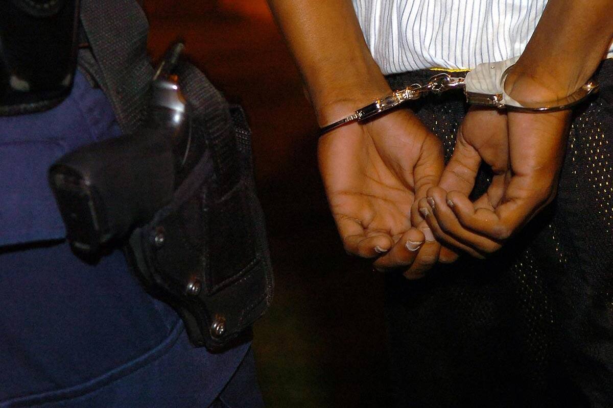 Arrestan a hombre por llevar machete