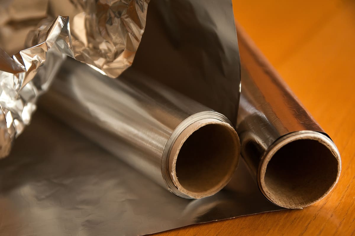 ¿Cara brillante o mate? Esta es la forma correcta de usar el papel aluminio y el motivo por el que su fabricación genera dos acabados distintos
