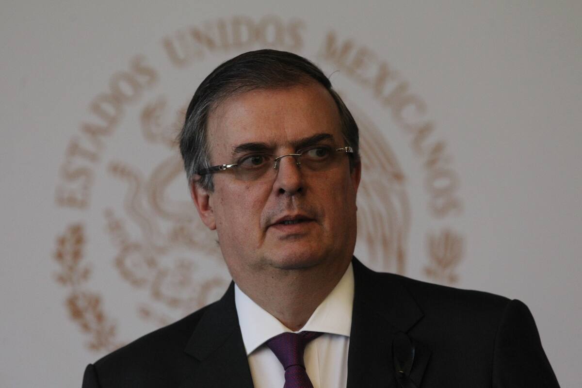 AME4022. CIUDAD DE MÉXICO (MÉXICO), 04/08/2019.- El secretario de Relaciones Exteriores de México, Marcelo Ebrard, habla este domingo durante una rueda prensa en Ciudad de México (México). Ebrad dijo que el Gobierno mexicano emprenderá "acciones jurídicas" para exigir la protección de los mexicanos en Estados Unidos tras el tiroteo ocurrido en El Paso (Texas) en el que fallecieron al menos seis mexicanos."Lo que ha ocurrido es inadmisible y hoy mismo daremos a conocer las primeras acciones jurídicas que tomará el Gobierno de México de acuerdo al derecho internacional". EFE/Mario Guzmán