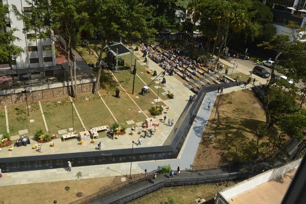 Tras demoler edificio de Escobar, construyen parque en memoria de víctimas