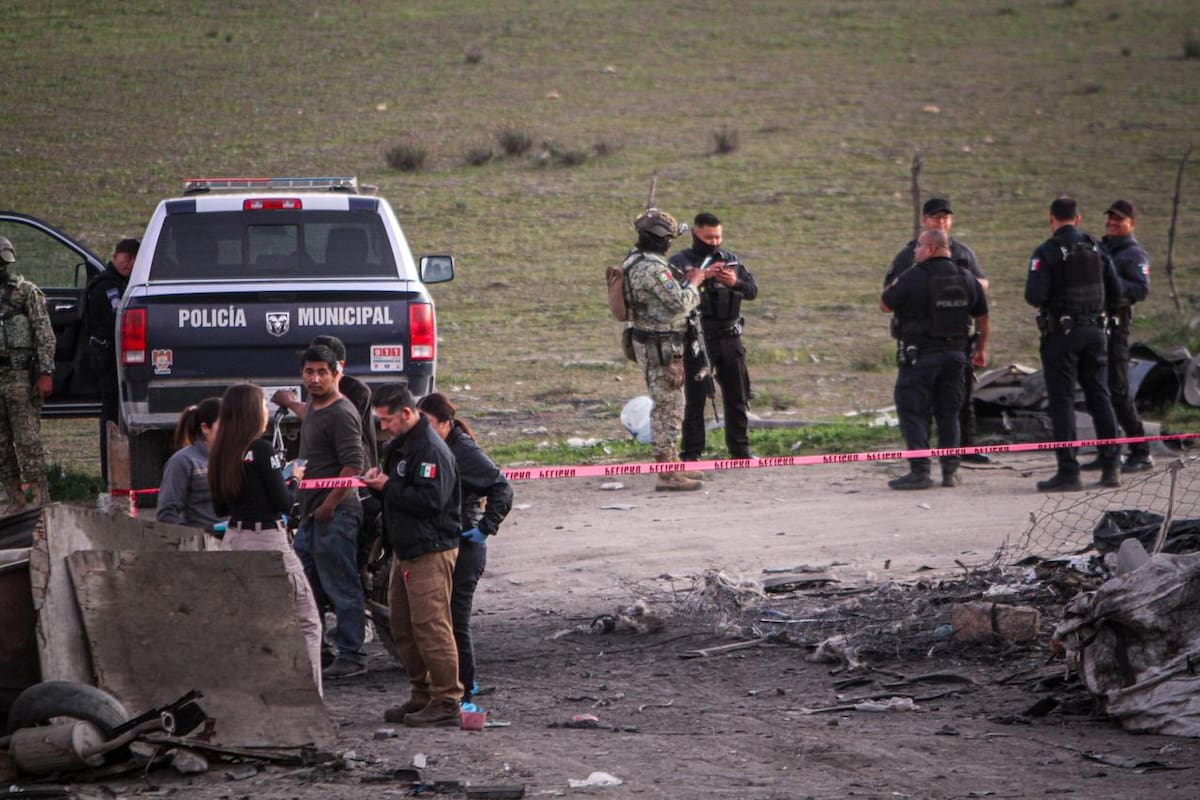 Un ataque armado registrado en un yonke del fraccionamiento Urbi 1 dejó un vehículo incendiado y dos hombres lesionados por disparos de arma de fuego. Foto: Border Zoom