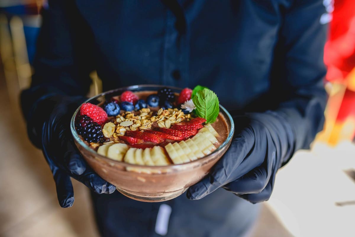 El problema no suele ser el açaí natural, sino la manera en que se comercializan muchos bowls.