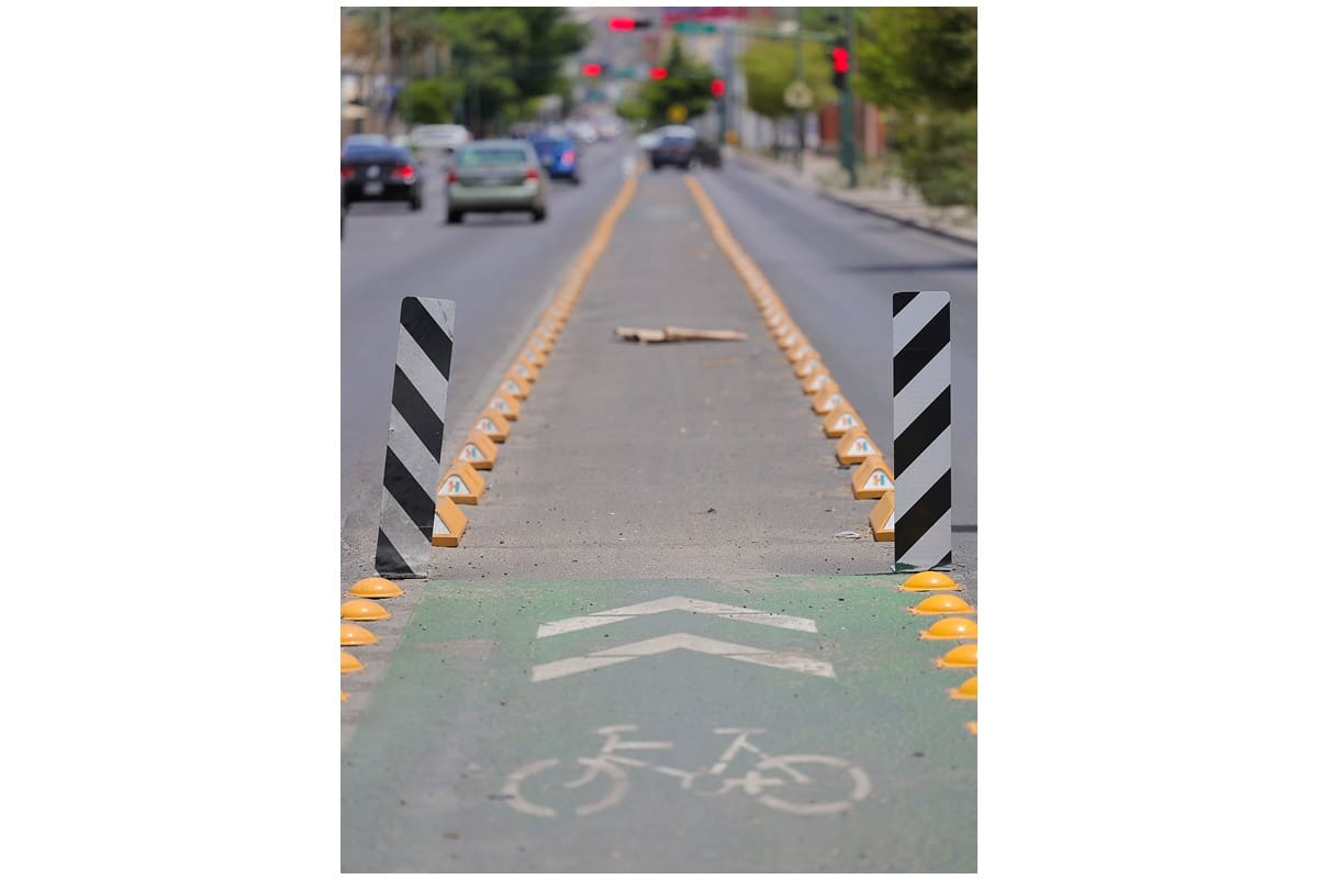 Sobre el bulevar Rosales, frente a la Universidad de Sonora, es uno de los pocos tramos de ciclocarril que cuentan con separadores del arroyo vehicular. FOTO: ELEAZAR ESCOBAR