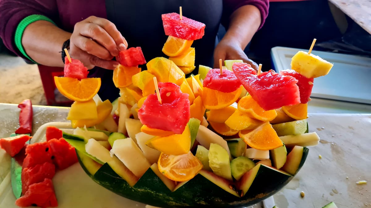 La sandía loca está ‘rellena’ de
brochetas de frutas, aderezadas
con chamoy y chile en polvo.
