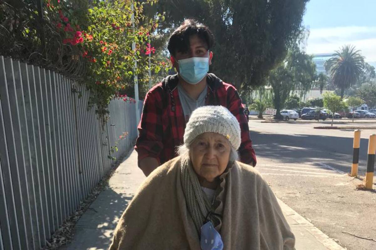 Abuelita de 92 años cumple con la vacuna AntiCovid-19