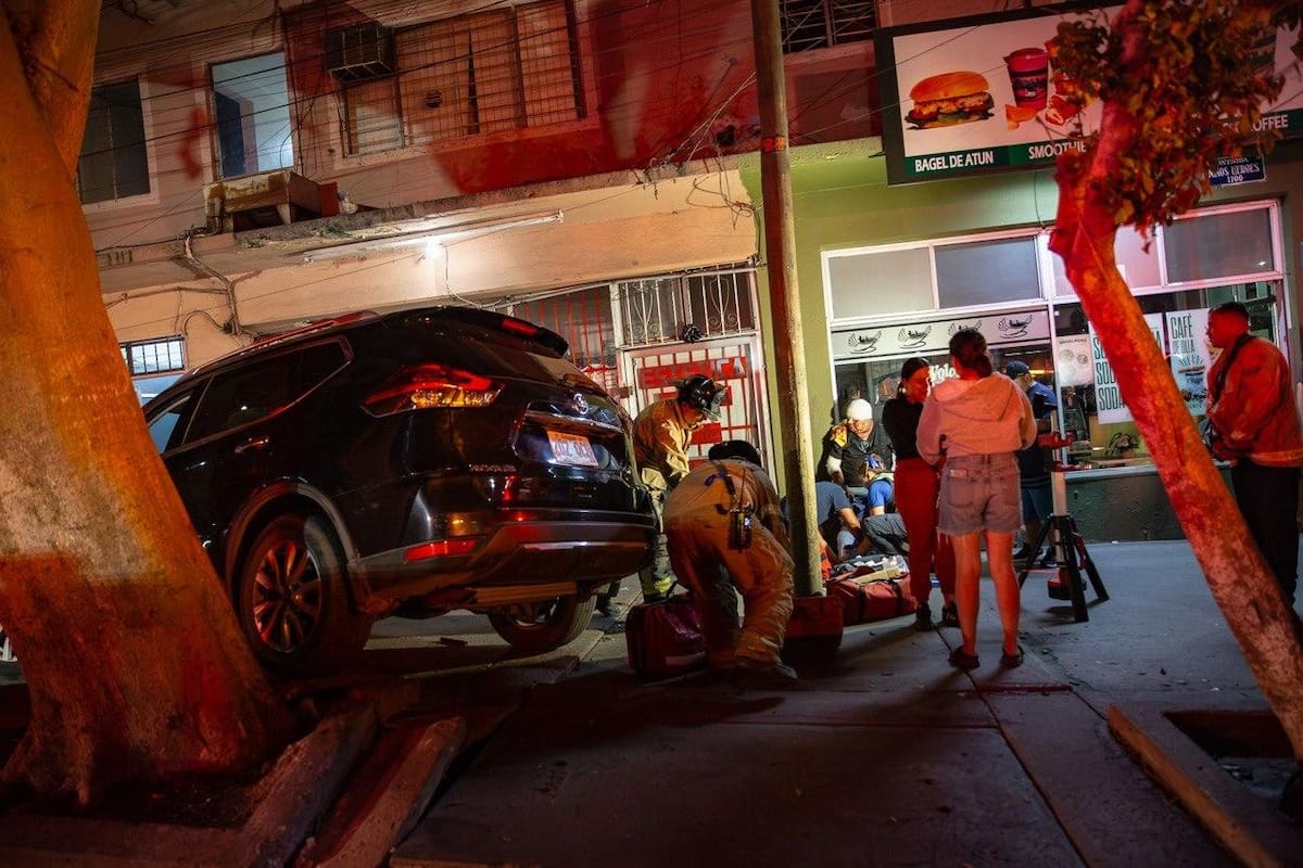 Atropellan a tres personas y chocan contra una estética en la Zona Centro de Tijuana