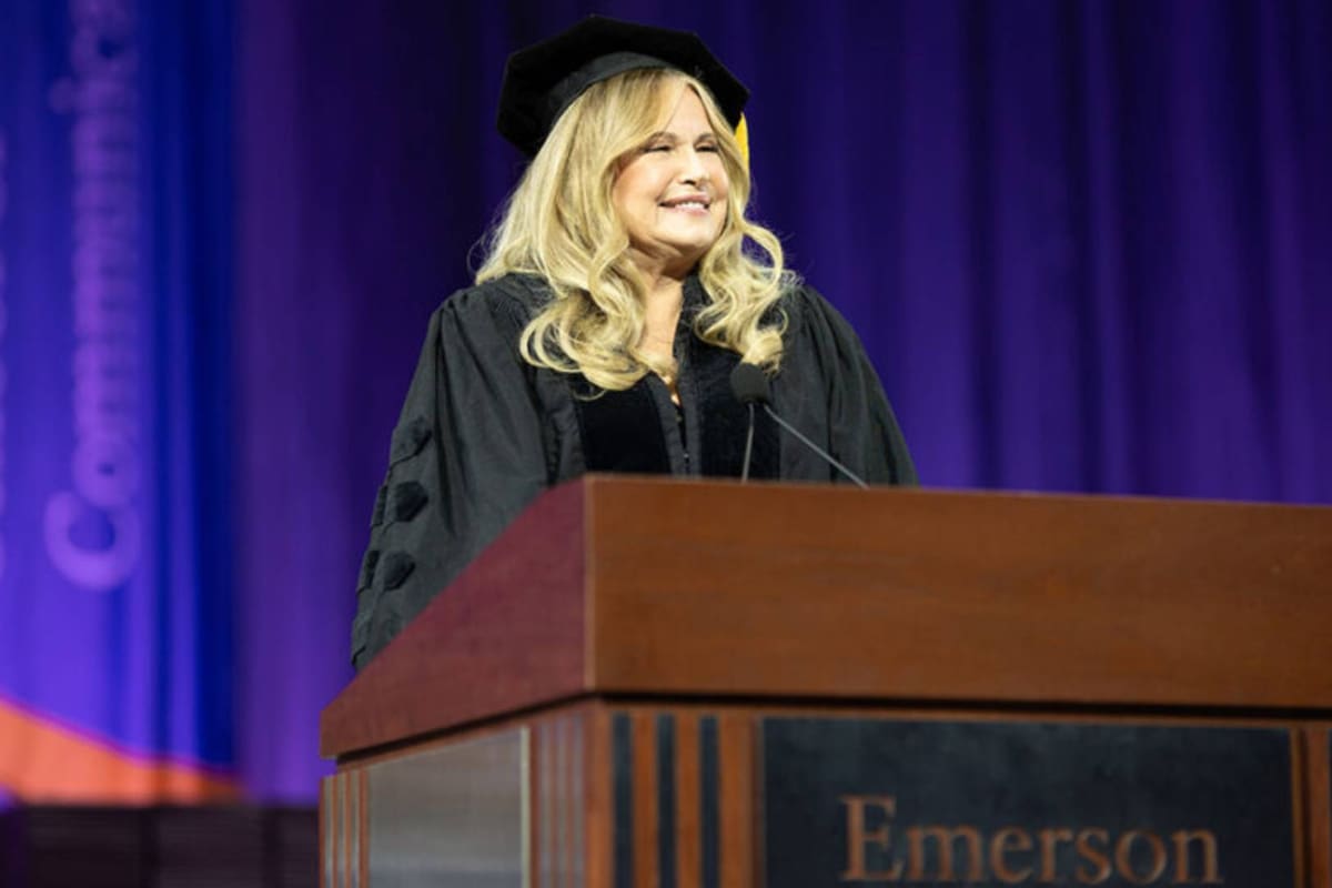 Jennifer Coolidge celebra la emoción de los estudiantes gays durante discurso de graduación
