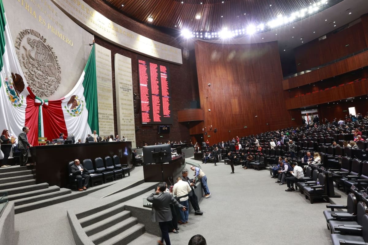 Diputados aprueban con mayoría calificada eliminar las “pensiones doradas” con un tope de 70 mil pesos mensuales; la reforma pasa a los congresos locales