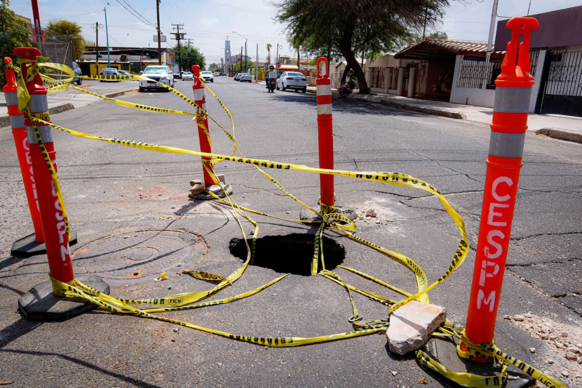 Peligro vial por alcantarilla abierta en colonia Industrial