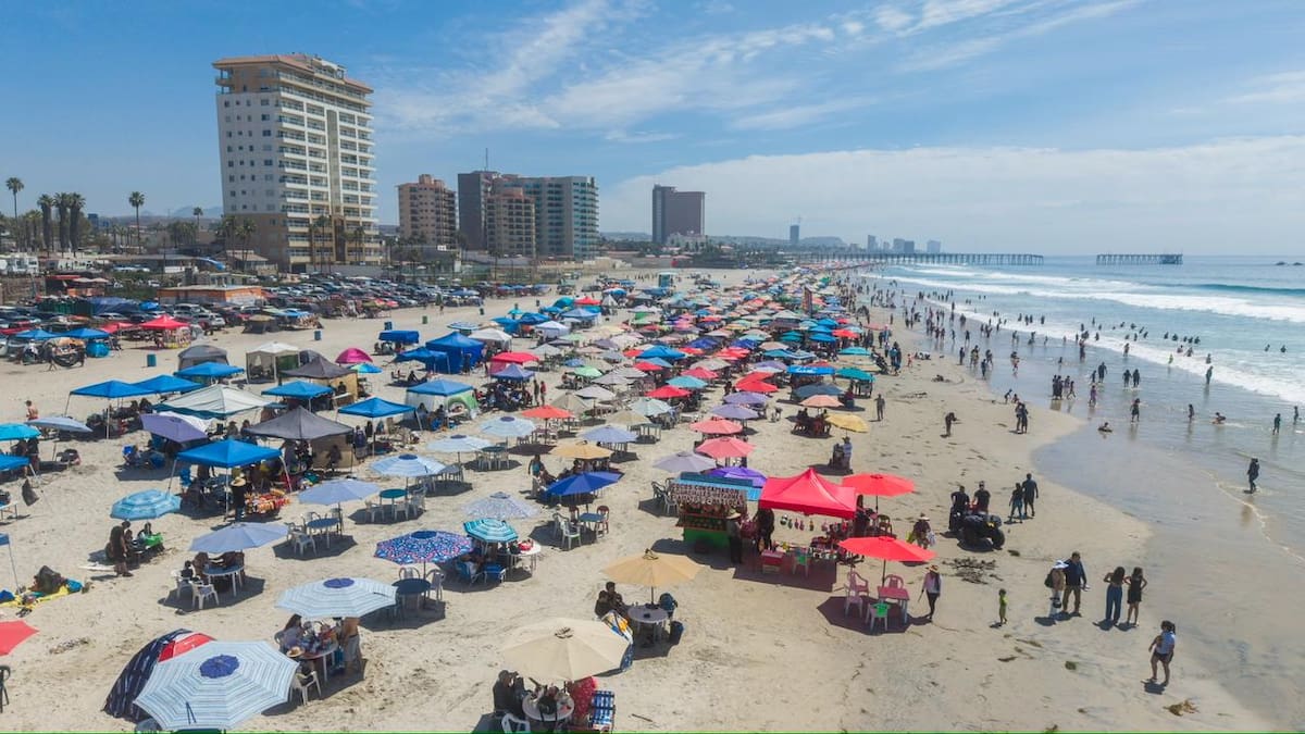 Las playas de Playas de Rosarito registraron alta afluencia de visitantes durante el periodo vacacional de Semana Santa, favorecida por las altas temperaturas. Foto: Border Zoom