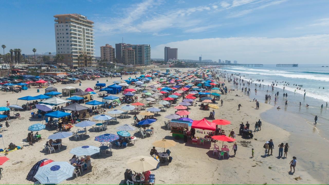 Las playas de Playas de Rosarito registraron alta afluencia de visitantes durante el periodo vacacional de Semana Santa, favorecida por las altas temperaturas. Foto: Border Zoom