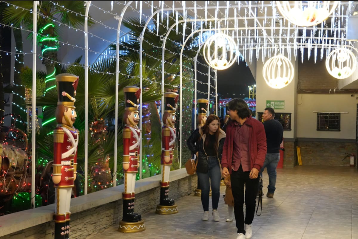 El parque acuático se transforma en una villa navideña con decoraciones, cine, personajes y zonas donde nieva artificialmente. Foto: Cortesía