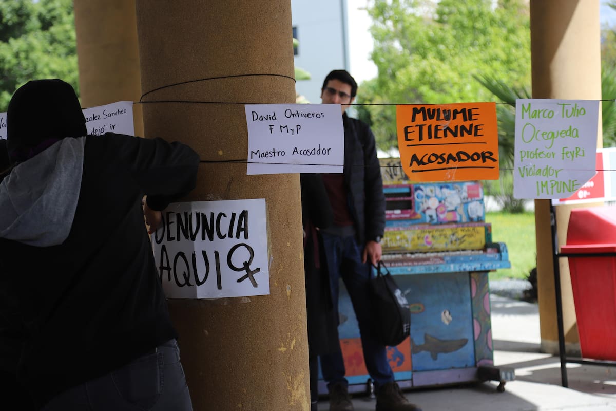 Jóvenes feministas estudiantes de la Universidad Autónoma de Baja California (UABC), participan en la manifestación Mega Tendedero de Denuncias y Cacerolazo, donde denunciaron a presuntos acosadores y violadores así como el exhorto a todas las mujeres a denunciar anónimamente, acoso de violencia, acoso u hostigamiento sexual. | Foto: Archivo