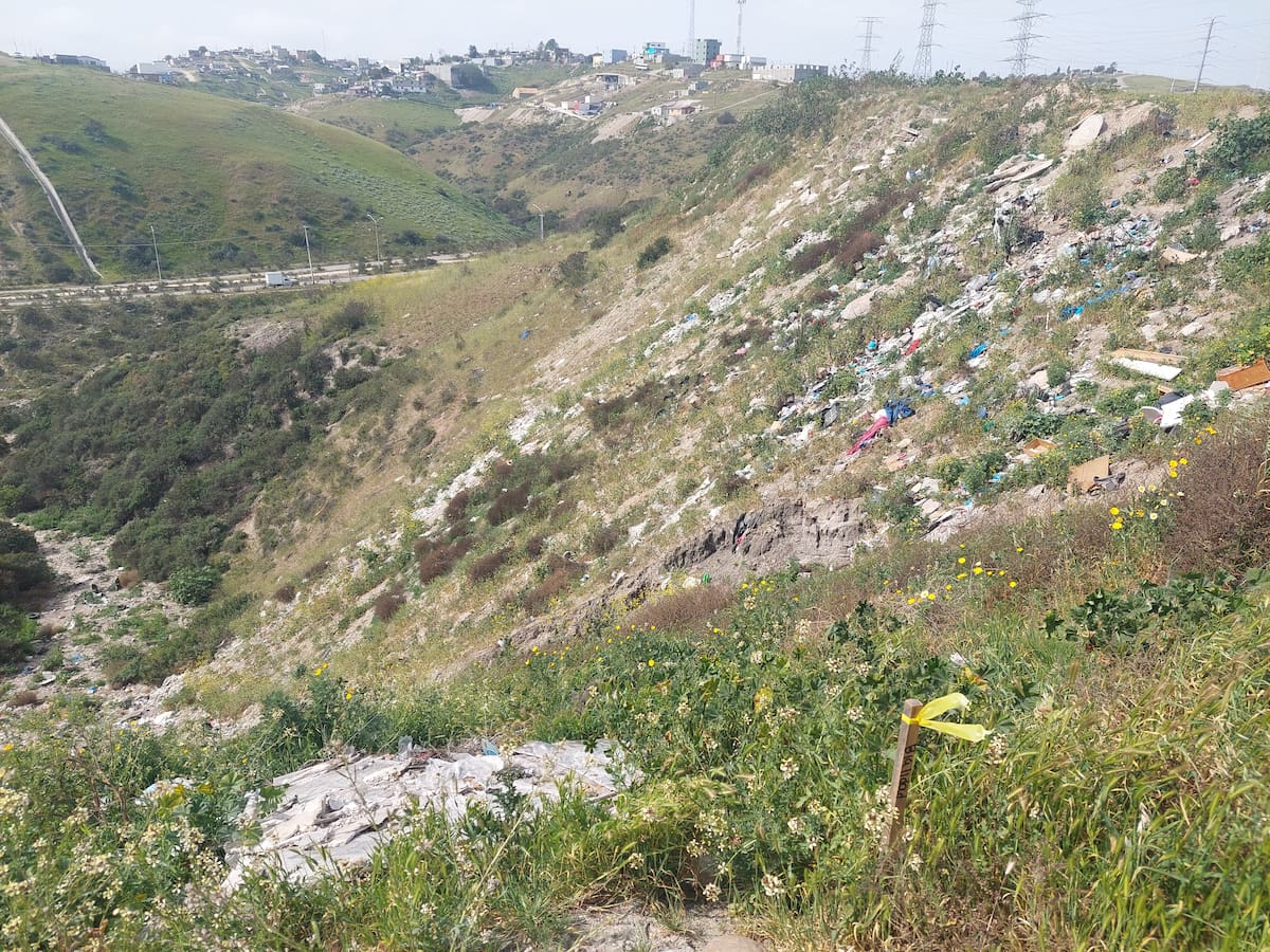 La empresa inmobiliario edificará una zona residencial, sin embargo, el terreno está relleno de tierra suelta, basura, llantas. Foto: KHENNIA REYES