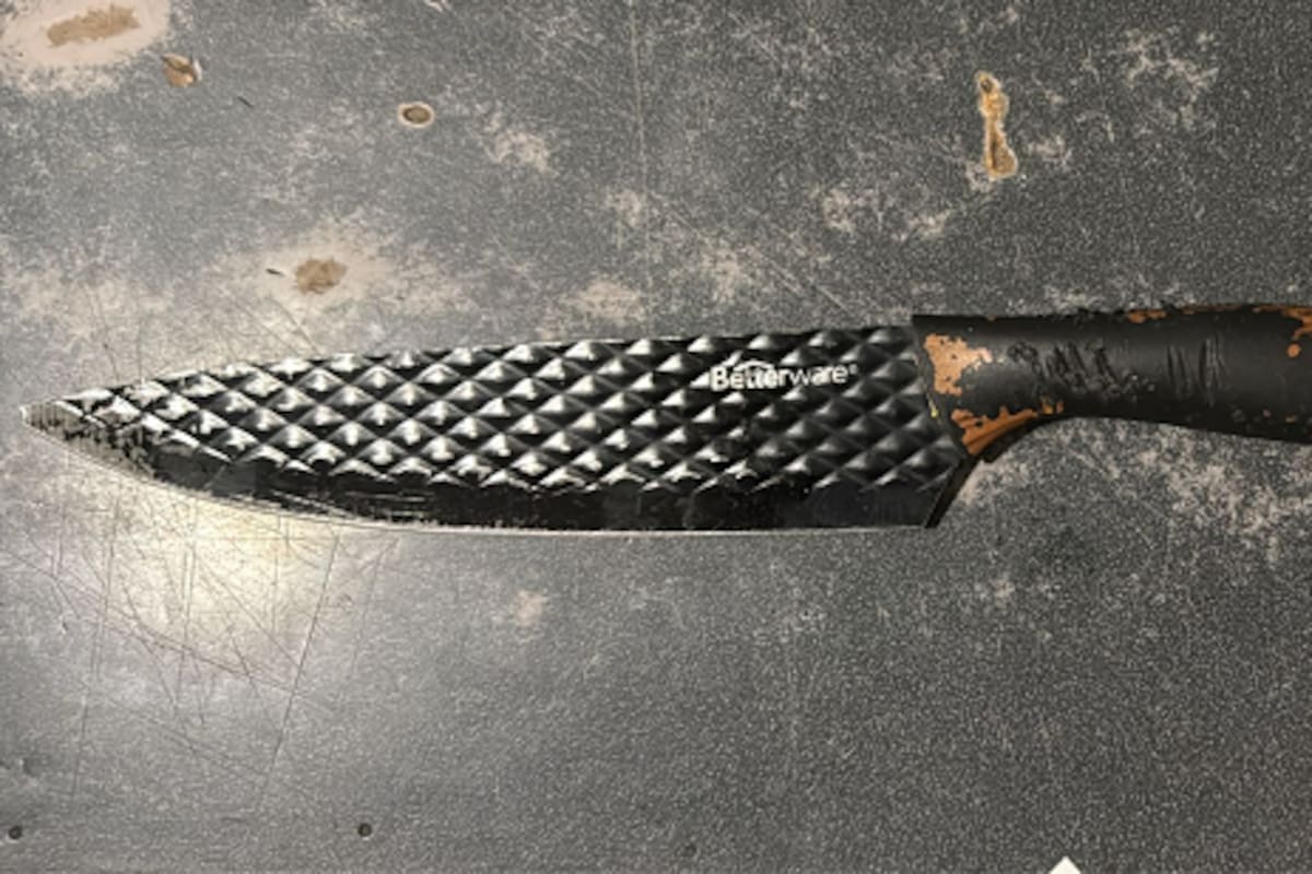 Mujer hispana es apuñalada en parada de autobús en Nueva York; reportaron que agresor sigue prófugo