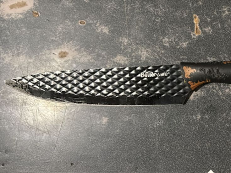 Mujer hispana es apuñalada en parada de autobús en Nueva York; reportaron que agresor sigue prófugo