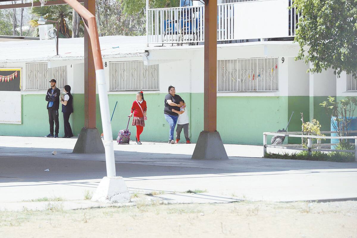 Asesinan a ex policía afuera de primaria