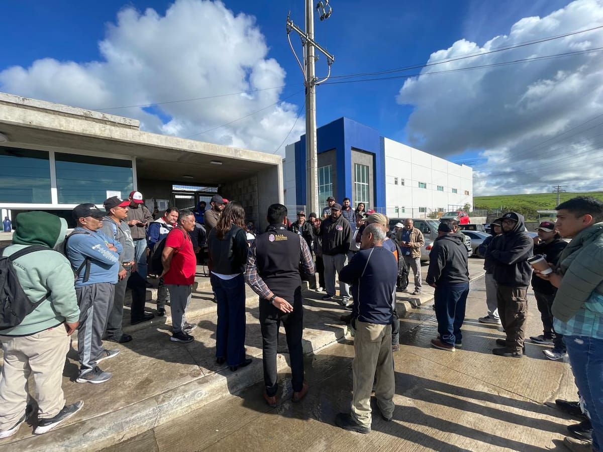 Más de 50 afectados al regresar a laborar este lunes se encontraron con la sorpresa de que las puertas estaban cerradas. Foto: Carmen Gutierrez